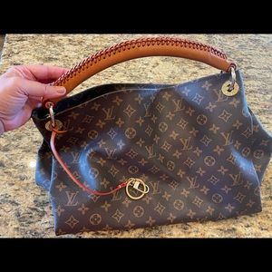 Women’s handbag tote satchel